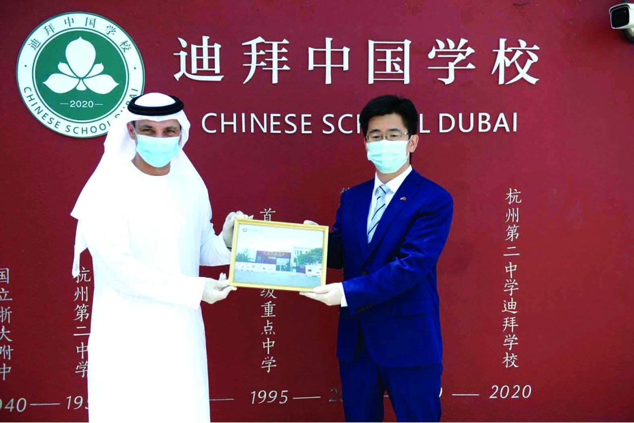 "عبدالله الكرم والقنصل الصيني خلال تفقدهما مقر المدرسة | وام"