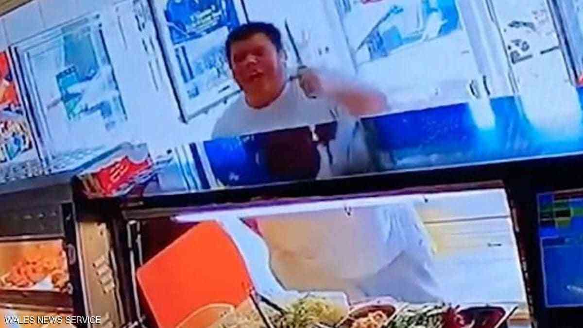 مراهق يقتحم مطعماً بسكين من أجل بطاطا مقلية