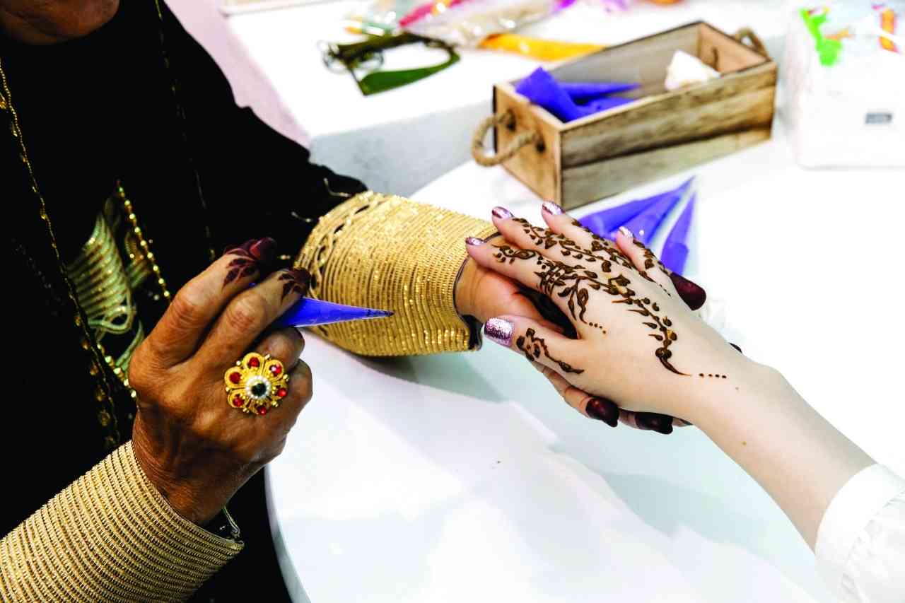 حنة العيد..  نقوش تعزف أهازيج البهجة والفرح