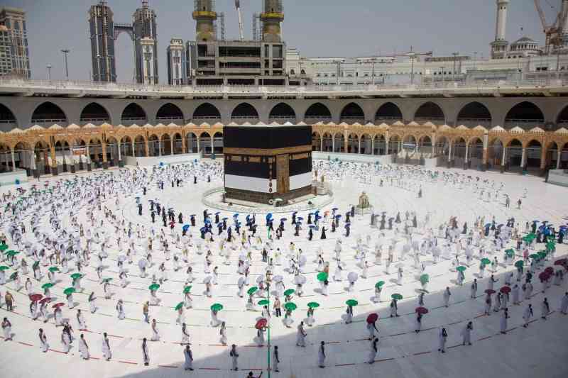 الحجاج يؤدون طواف القدوم.. ويصعدون عرفات اليوم