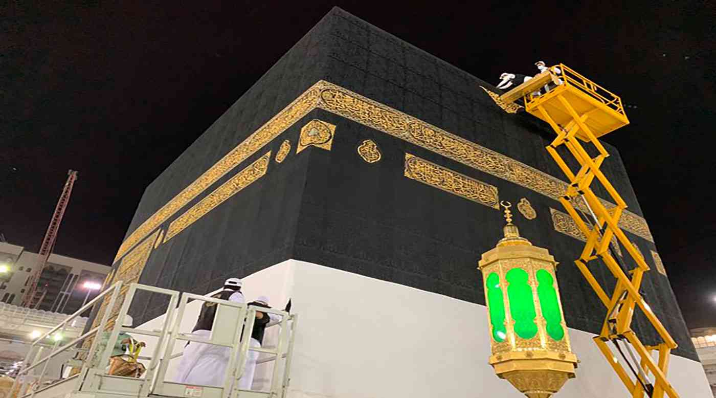 الكعبة المشرفة تزهو بكسوة حريرية جديدة