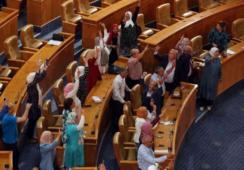 الغنوشي.. سقوط مدوٍ رغم النجاة من مقصلة الإقالة