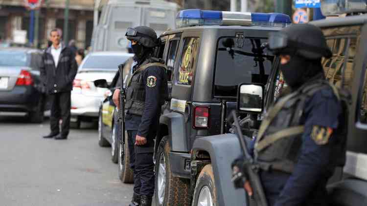 تفتدي بروحها زوجها وطفلها لحظة إطلاق الرصاص على سيارتهم