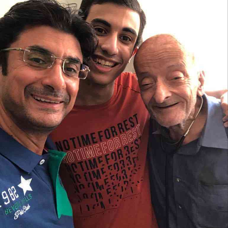 صورة للذكرى.. طبيب الغلابة الدكتور محمد مشالي وابنه وحفيده