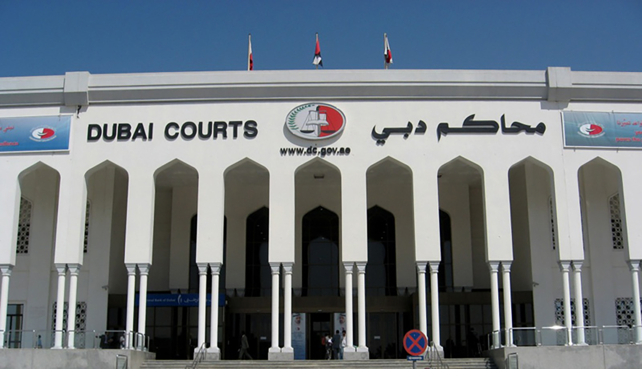 مدير يهتك عرض موظفة في منزله