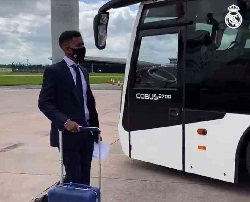 شاهد .. ريال مدريد يصل إلى مانشستر لمواجهة السيتي