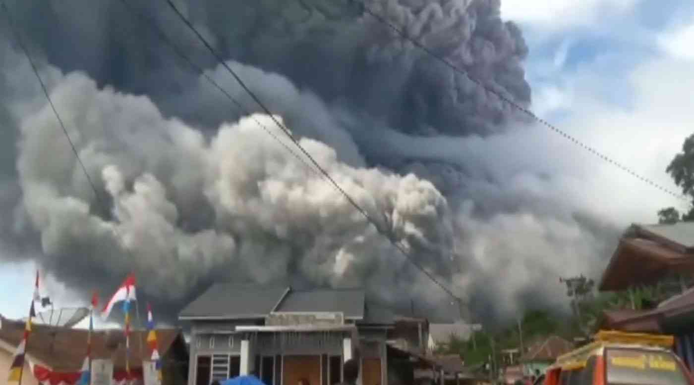 بالفيديو.. سحب بركانية تغطي جزيرة سومطرة الإندونيسية