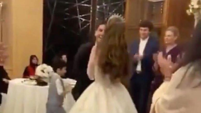 الصور الأولى لزوجة محمد عساف.. وهويتها تشغل جمهوره