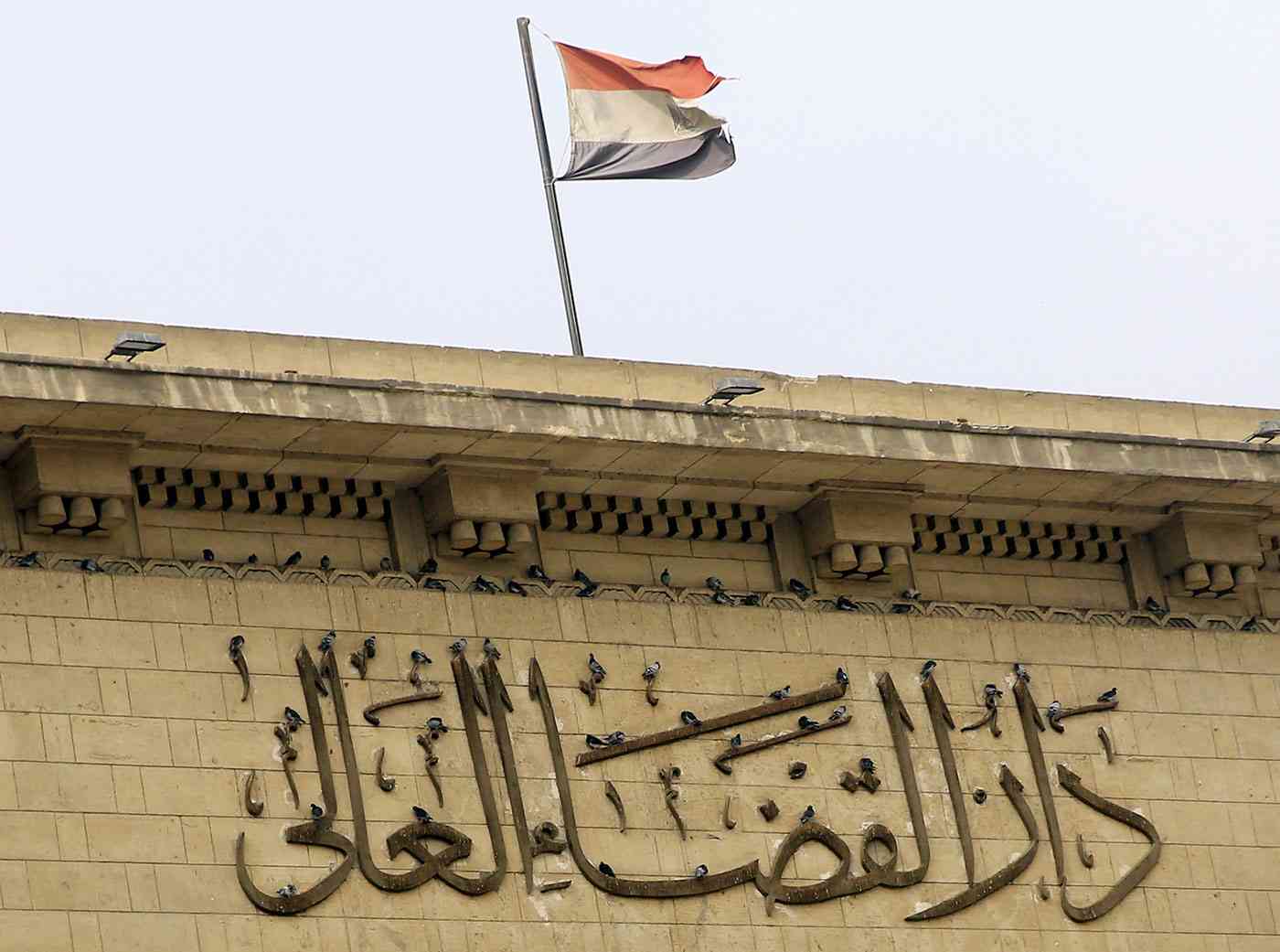 الإفراج عن مصري قتل شخصاً وألقى جثته في الشارع