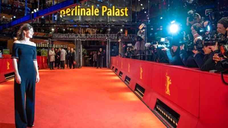 «برلين السينمائي» يدمج جائزتين