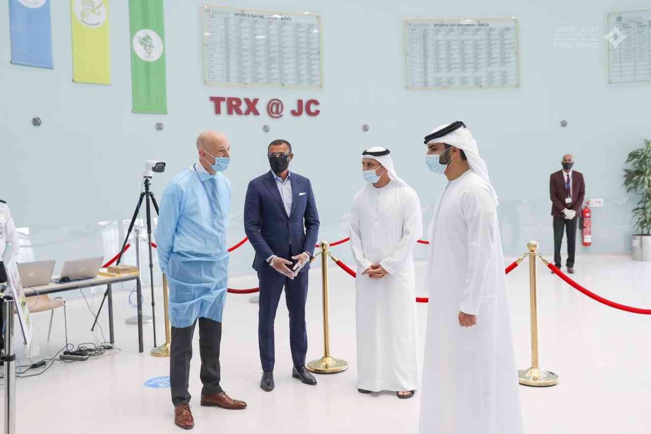 منصور بن محمد يتفقد أحد مراكز الفحص الطبي للمعلمين استعدادا للعام الدراسي الجديد