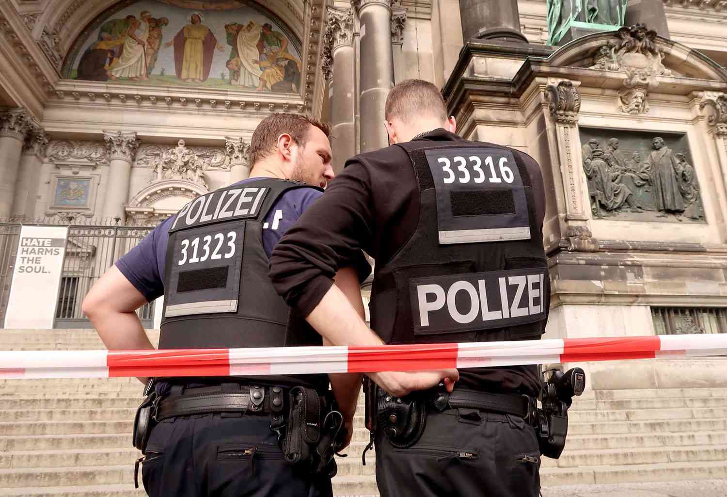 أم تقتل 5 من أطفالها ثم تقفز أمام قطار