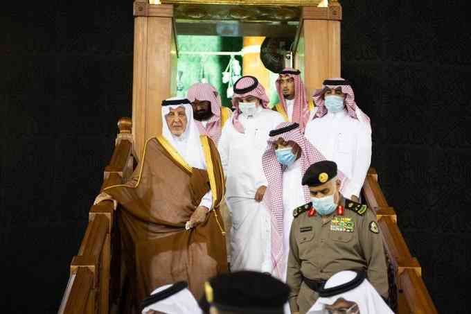 الفيصل يغسل الكعبة بماء زمزم الممزوج بماء الورد