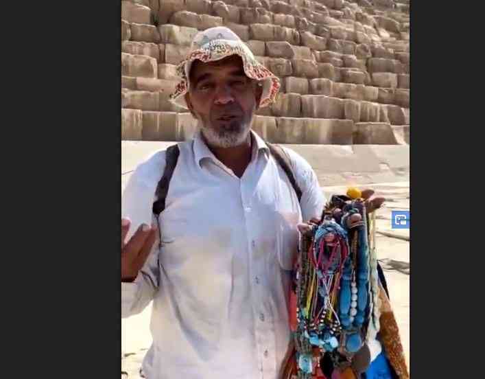 شاهد .. بائع مصري متجول يتحدث 9 لغات بطلاقة