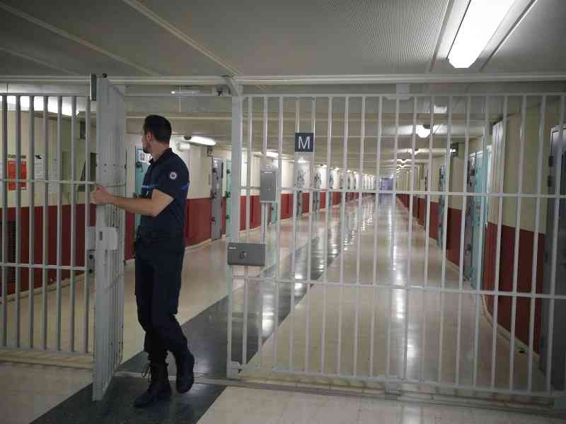 واشنطن تعتزم إعادة زيارة السجناء.. وتحذيرات من فتح صندوق الشرور