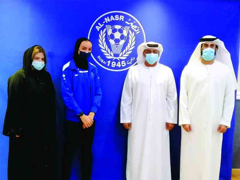 "صفية الصايغ مع الإدارة النصراوية بعد التوقيع | البيان"