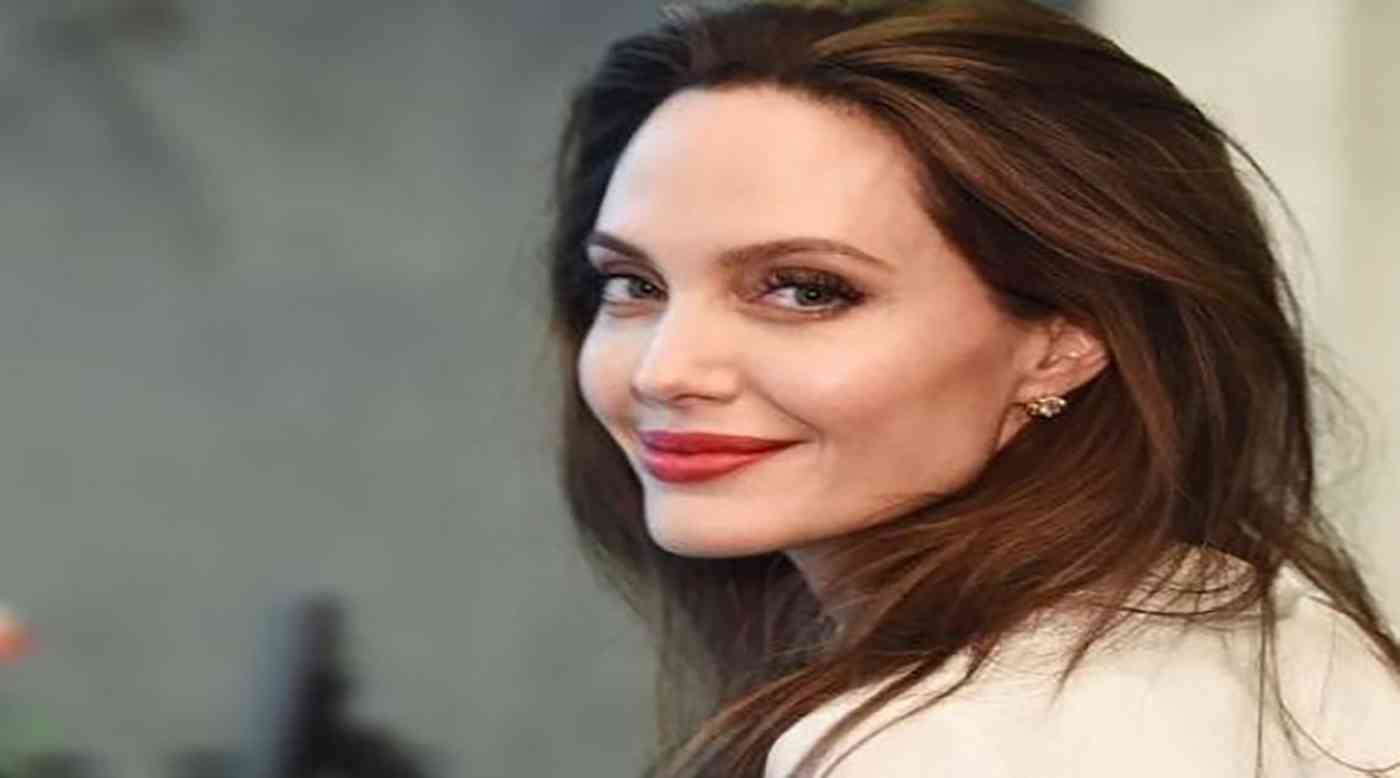 بالفيديو.. أنجيلينا جولي تتبرع لأطفال اليمن عن طريق طفلي "الليموناضة"
