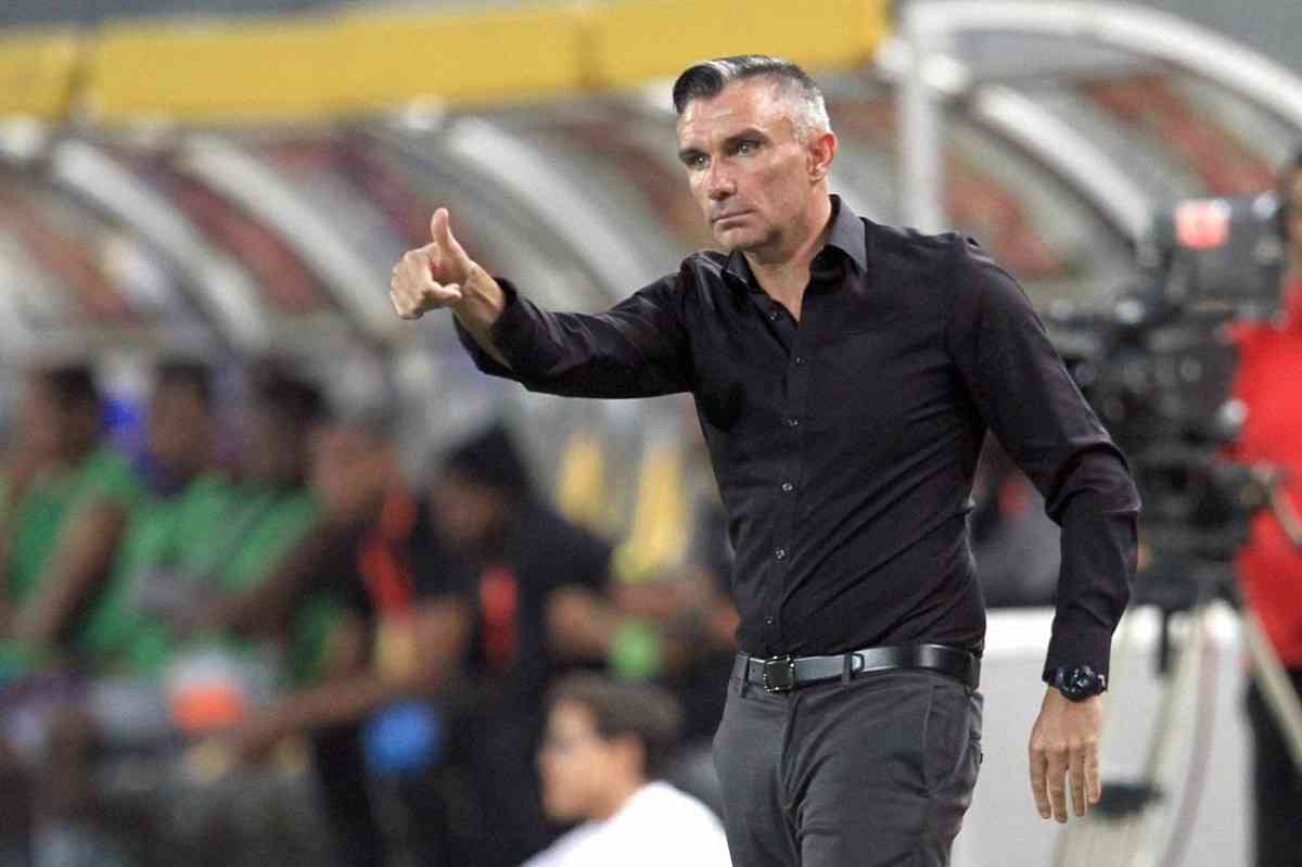طارق يحيى بديلاً مؤقتاً لكارتيرون في قيادة الزمالك
