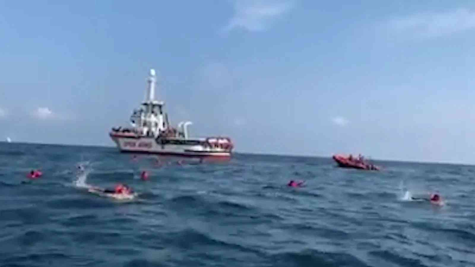 بعد معاناة 10 أيام.. مهاجرون يقفزون في البحر قرب ساحل صقلية
