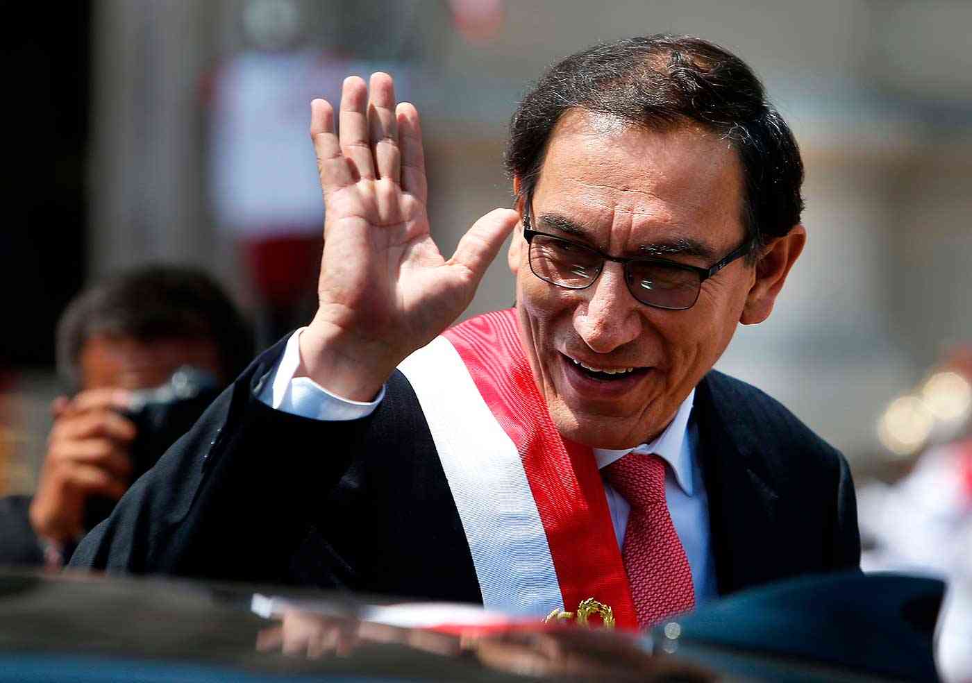 رئيس بيرو مارتن فيزكارا ينجو من تصويت على عزله في البرلمان