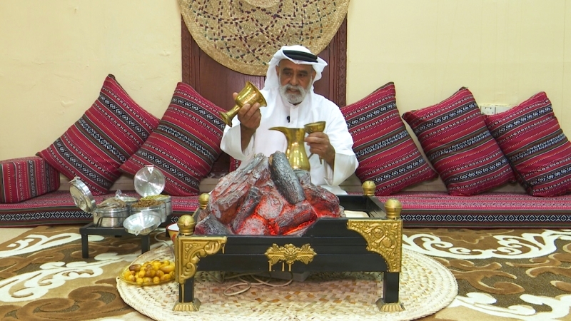 خالد الهاجري يعلم طريقة إعداد وتقديم القهوة عن بعد
