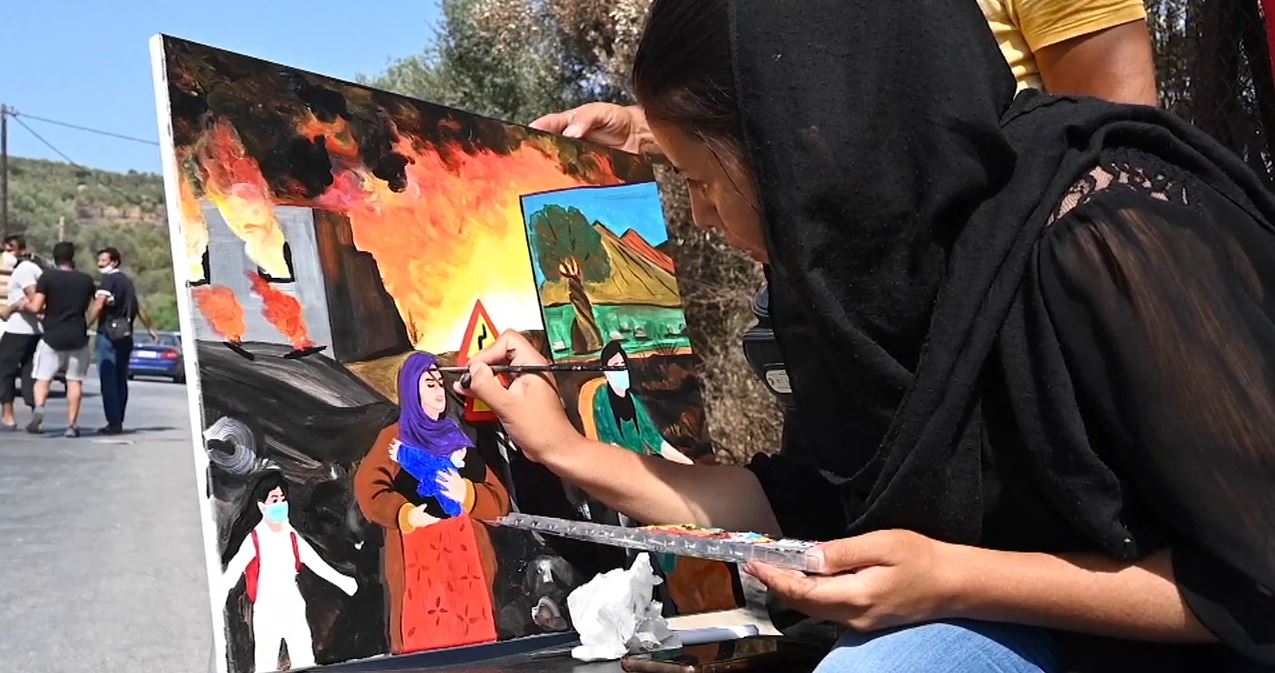 شاهد.. فظاعة حريق مخيم موريا بريشة اللاجئة الأفغانية "ليدا"
