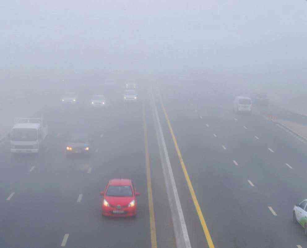 الضباب يفاقم حوادث الطرق.. ودعوات للقيادة بحذر