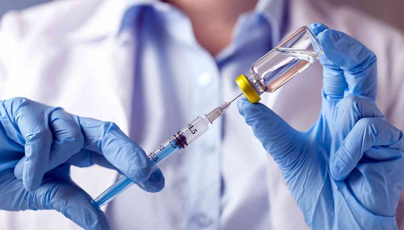 الصحة الأمريكية تكشف موعد توفر لقاح كورونا