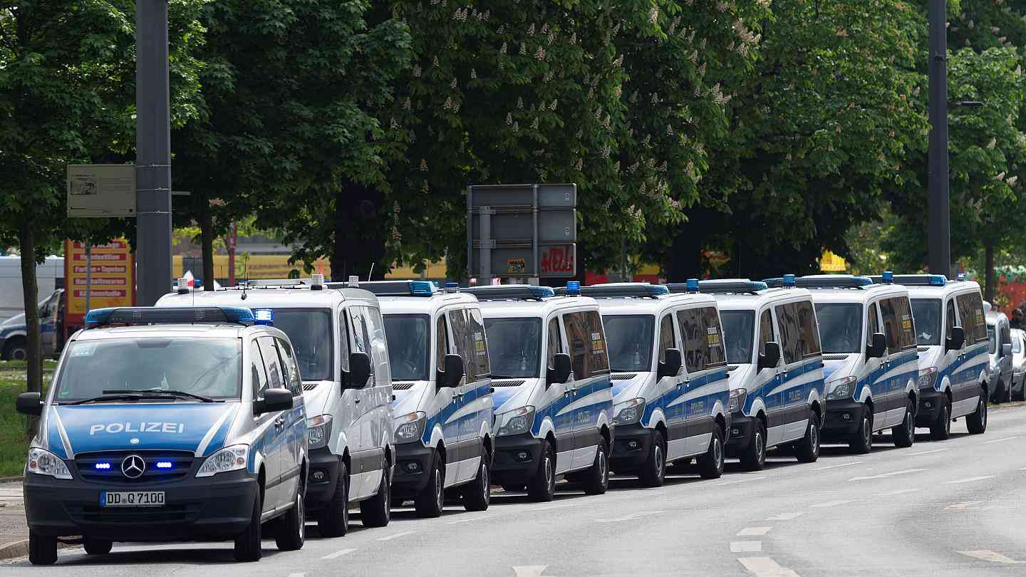50 عربة دورية لفض شجار ضخم خلال حفل عائلي