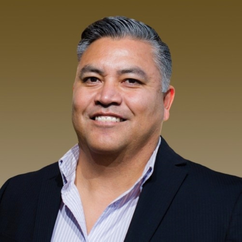 "تيري تيجي - عضو أمة بحيرة تاكلا الأولى، وهو الرئيس الإقليمي لجمعية الأمم الأولى في كولومبيا البريطانية بكندا، وخبير حِـراج محترف مسجل سابق"