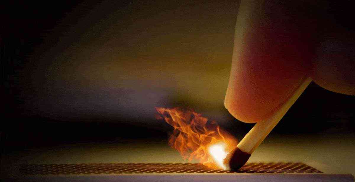 يقتل طليقته حرقاً خلال بث مباشر