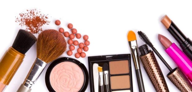 تسرق بطاقة بنكية لشراء أدوات تجميل