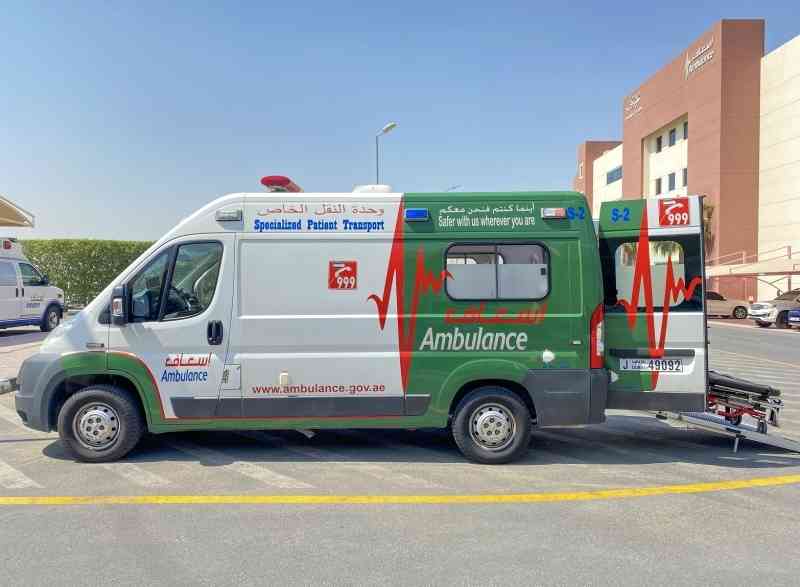فريق إسعافي لنقل مريض يعاني سمنة مفرطة إلى مستشفى خليفة بعجمان
