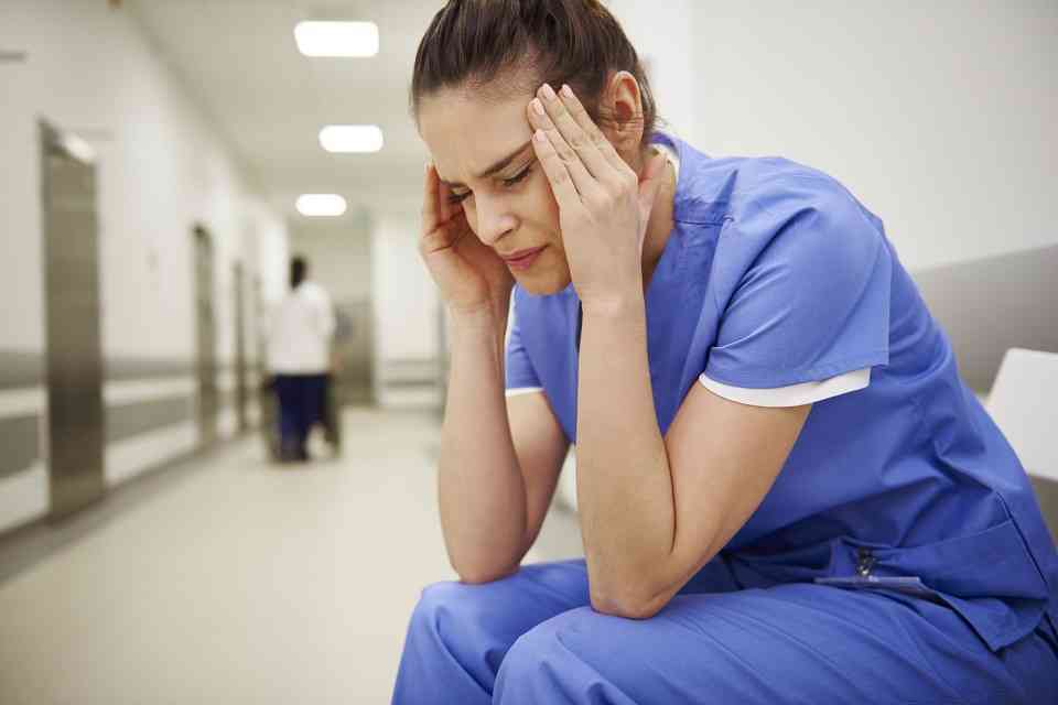 اكتئاب وتساقط للشعر.. مضاعفات طويلة الأمد على أشخاص تعافوا من كورونا