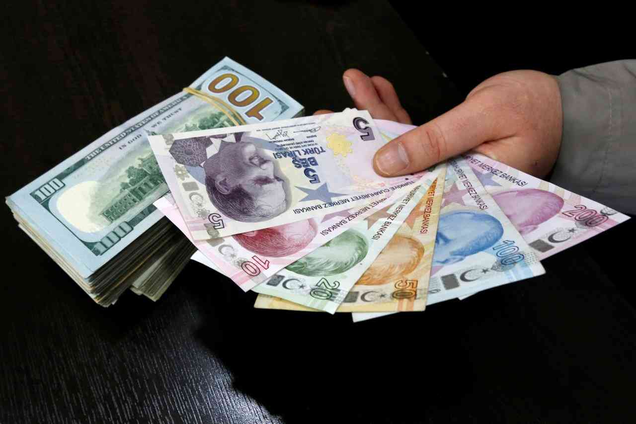 الليرة التركية تهوي إلى قاع قياسي أمام الدولار