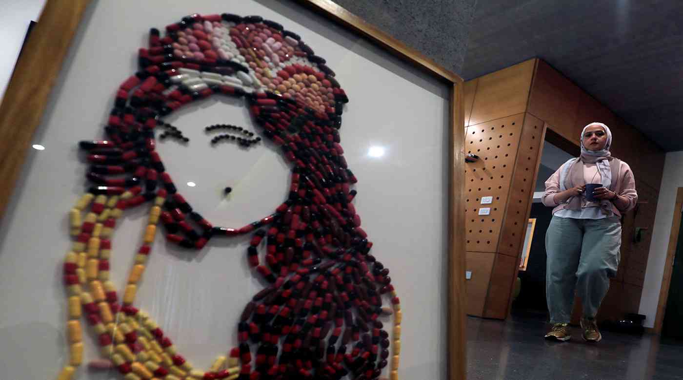 "أنت تعلم أنني لست جيدة".. عمل فني بأقراص الدواء للتعافي من الحزن