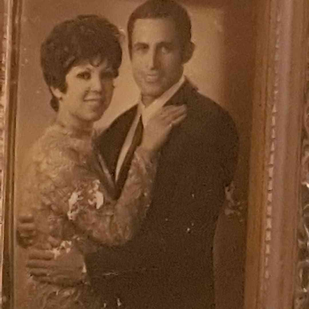 حب استمر 46 عاماً.. صورة نادرة للراحلة رجاء الجداوي مع زوجها