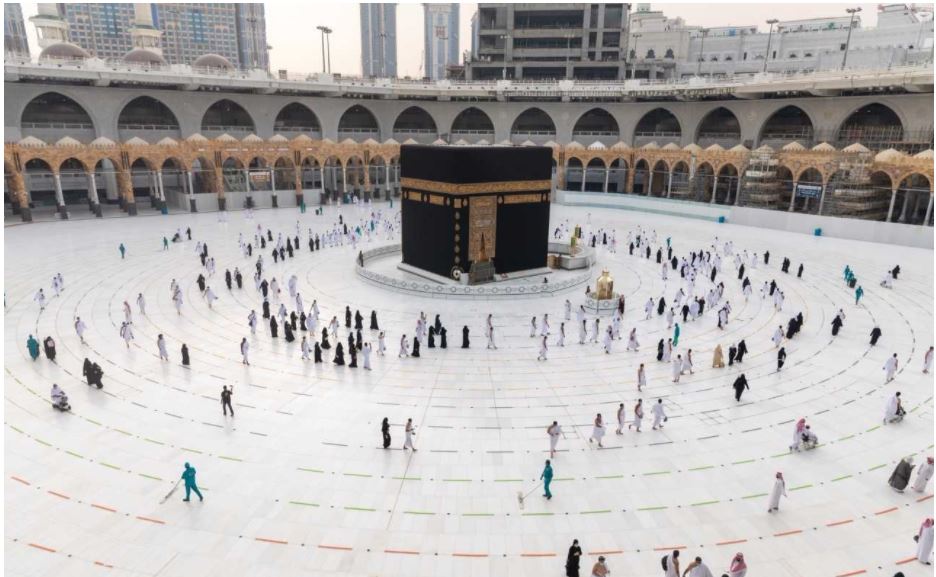 المعتمرون يؤدون أول صلاة جمعة بالمسجد الحرام