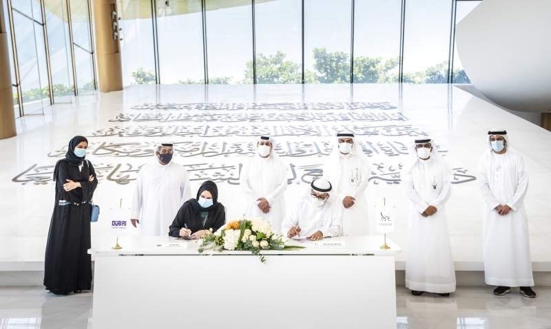 "محمد المري وهالة بدري خلال توقيع اتفاقية الشراكة بحضور ظاعن شاهين وعدد من المسؤولين | من المصدر"