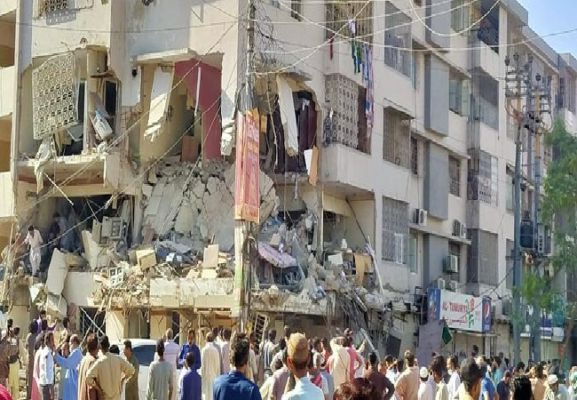 مقتل 3 وإصابة 15 جراء انفجار بمدينة كراتشي الباكستانية