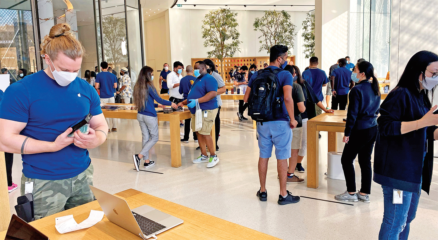 "متجر آبل في دبي مول يشهد إقبالًا من عشاق «آيفون » | تصوير: إبراهيم صادق"