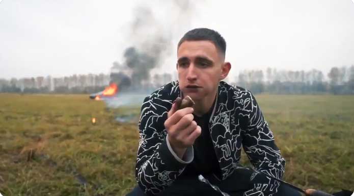 ثمنها 170 ألف دولار.. يحرق سيارته الفارهة أمام الملايين لهذا السبب!