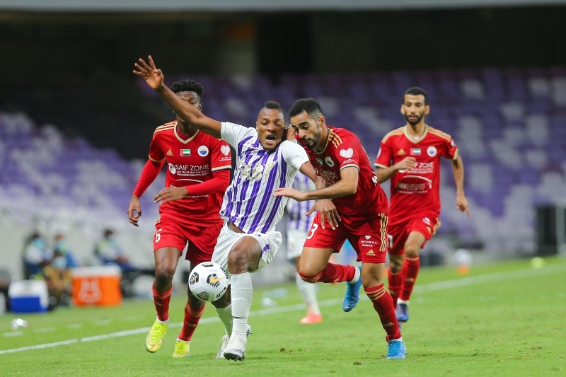 "صراع على الكرة في مباراة العين والشارقة | تصوير : سيف الكعبي"