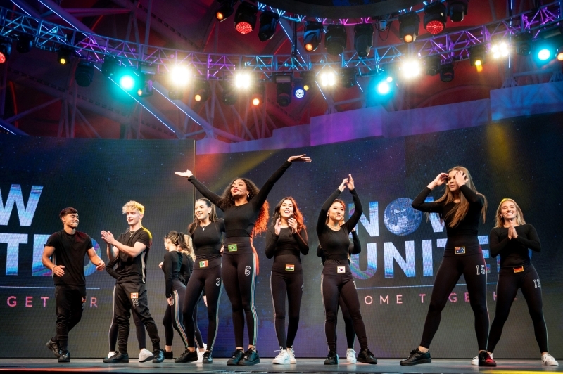 "أداء فرقة البوب الشهيرة »Now United« أبهر ضيوف القرية | من المصدر"
