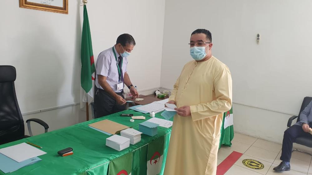 "خلال عملية التصويت في القنصلية الجزائرية بدبي"