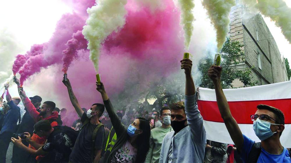 الحرائق السياسية تقترب من روسيا