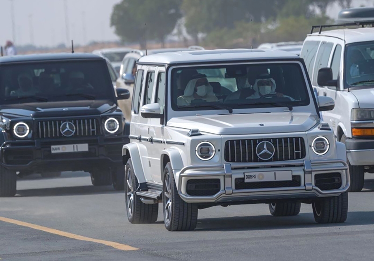 "محمد بن راشد خلال متابعته مهرجان «خطاك الشر» للهجن بحضور حمدان بن محمد | تصوير: علي عيسى"