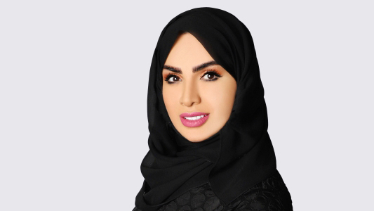 "منى الكندي"