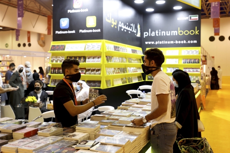 "شرح للإصدارات بطريقة تشويقية | تصوير: سالم خميس"