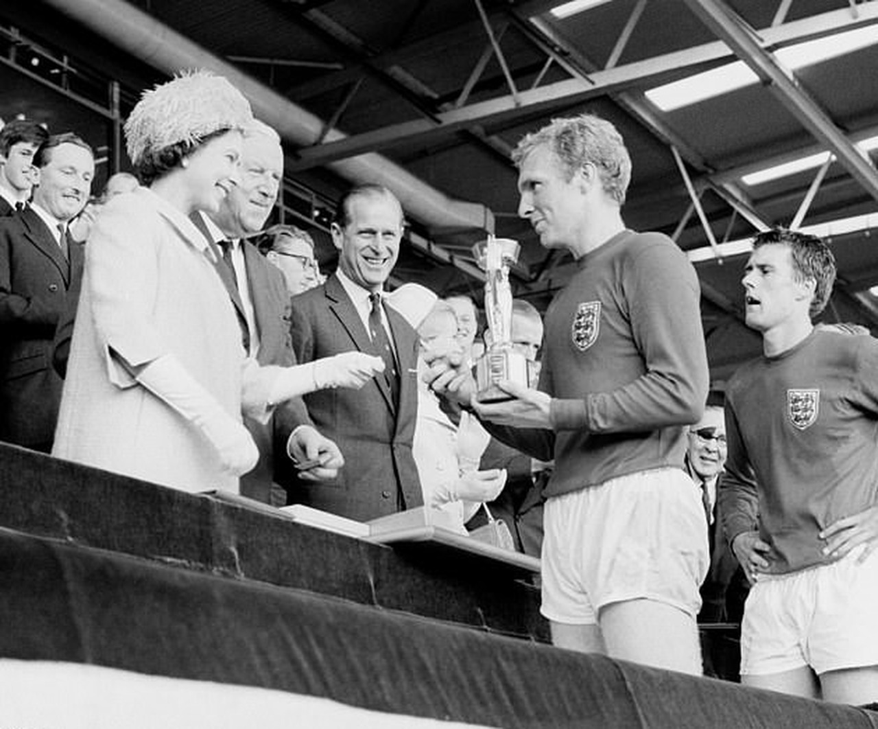 لاعبو وجماهير إنجلترا احتفلوا بكأس عالم مزيفة في 1966
